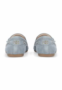 Mocassins en daim bleu avec un bout arrondi, des accents perforés et des détails en métal doré sur le talon. Doublure intérieure lisse et semelle flexible.