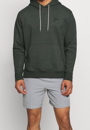 Haut à capuche vert foncé avec une poche kangourou à l'avant, des cordons de serrage gris et un petit logo noir sur la poitrine, associé à un short gris clair.