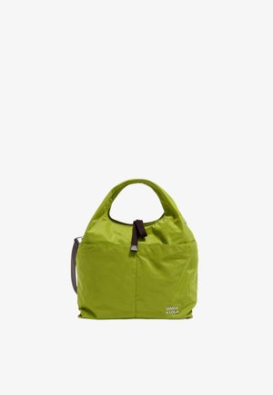 Grüne Nylon-Handtasche mit geschwungener Silhouette, einem braunen Akzentriemen und einem Logo-Detail auf der Vorderseite. Verfügt über einen oberen Griff und einen Seitengurt.