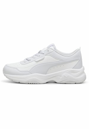 Baskets blanches Puma avec semelle épaisse, fermeture à lacets et bande de marque sur le côté, vues de profil, chaussure droite.
