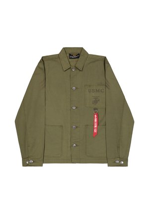 Olivgrüne Jacke mit knöpfbarem Vorderteil, Brusttasche, USMC-Logo und zwei unteren Taschen. Verfügt über Metallknöpfe und ein rotes Etikett.
