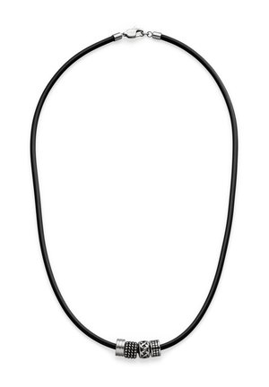 Sort gummihalskæde med tre metalaccentuer i sølv, med to teksturerede og et mønstret design, sikret med en karabinlås.