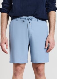 Hellblaue Shorts aus strukturiertem Stoff mit Kordelzug am Bund, Vordertaschen und geradem Bein.
