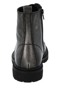 Stivale alla caviglia in pelle metallizzata grigia con finitura testurizzata, chiusura con zip e una resistente suola in gomma nera. Cuciture lisce accentuano il design.