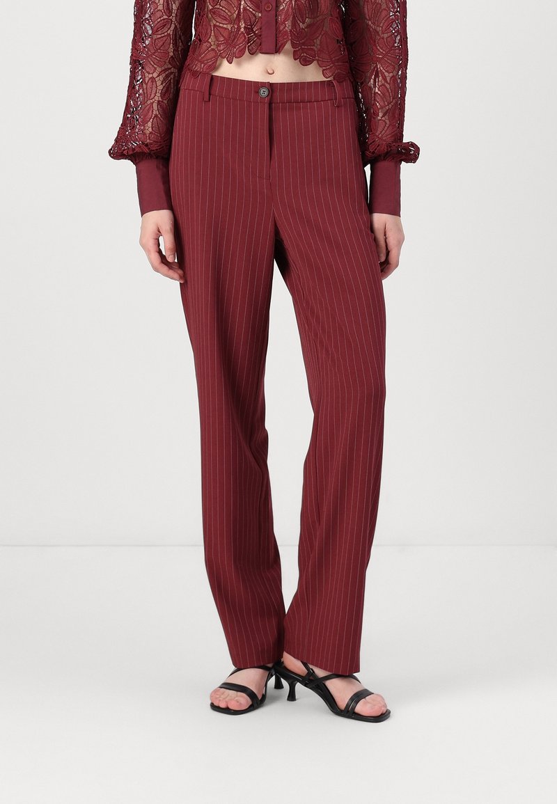 Pantalones de rayas burdeos con un corte entallado, confeccionados en tela suave, con cierre de cremallera, botón único y piernas rectas.