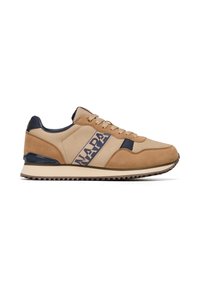 Sneaker in suede marrone e pelle beige con un accento blu scuro, caratterizzato da un logo sul lato, lacci rotondi e una suola in gomma testurizzata.