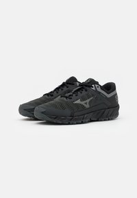 Scarpe sportive nere con tomaia in rete, dettagli testurizzati e suola in gomma resistente. Presentano accenti grigi e un sistema di allacciatura tradizionale.