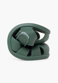Sandalias de goma verdes con un diseño flexible, que presentan múltiples correas y una suela texturizada. Compactas y apilables para su almacenamiento.