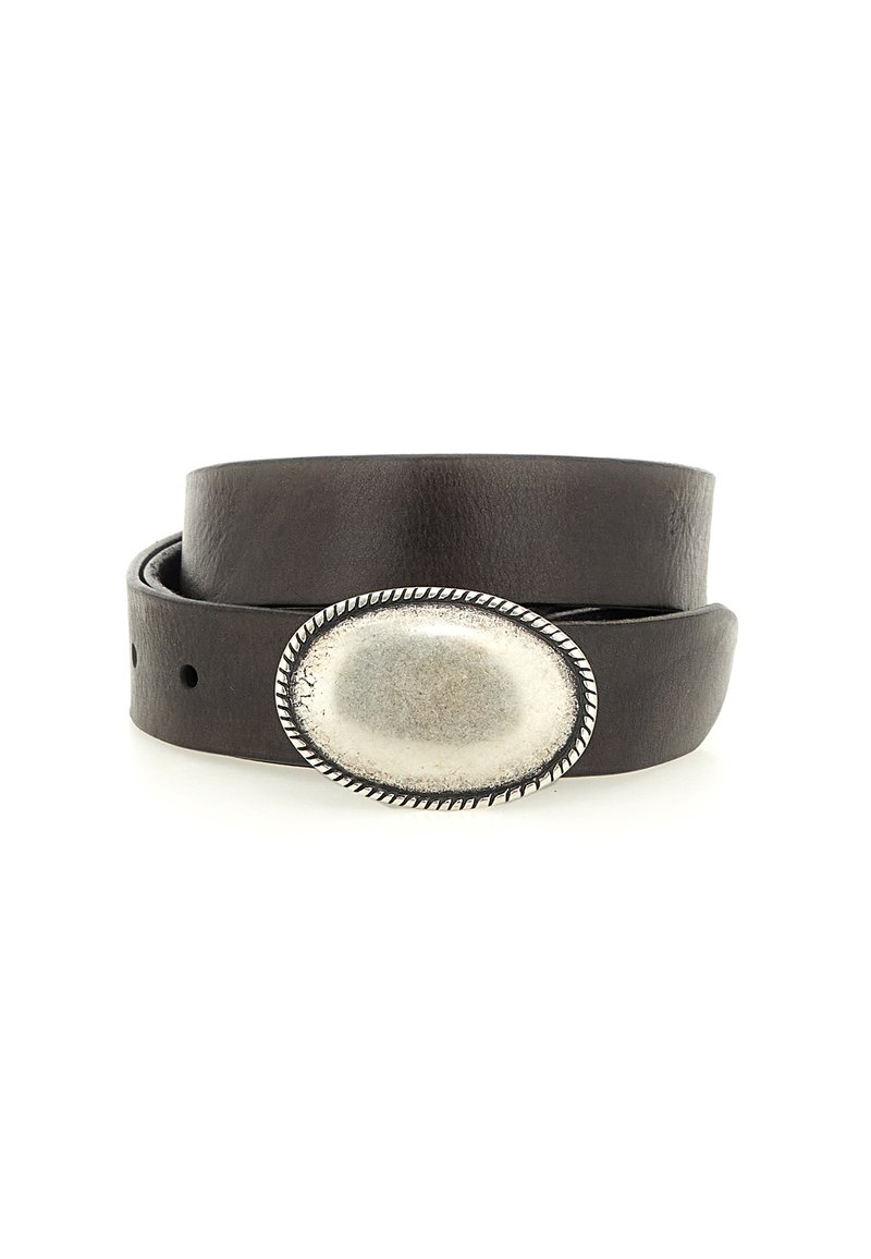 Cintura in pelle marrone con una grande fibbia ovale in argento decorata da un design a corda lungo il bordo. La cintura è liscia e con una finitura opaca.