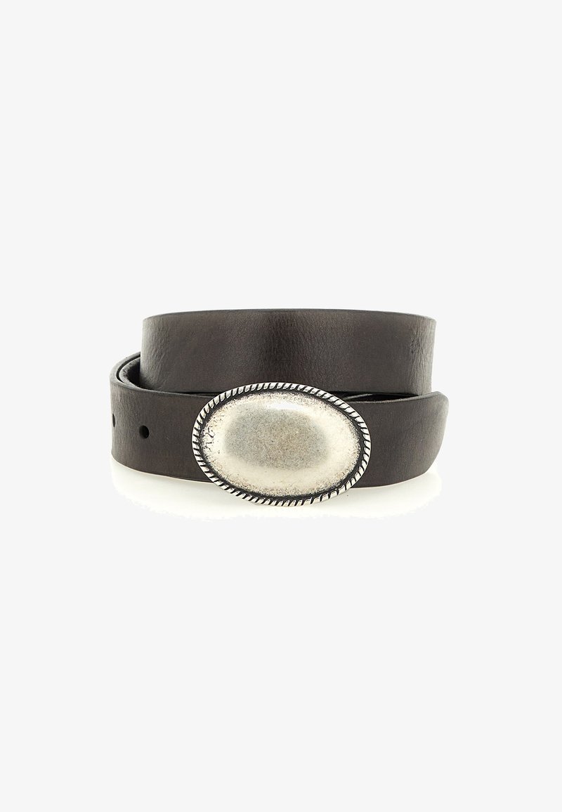 Cintura in pelle marrone con una grande fibbia ovale in argento decorata da un design a corda lungo il bordo. La cintura è liscia e con una finitura opaca.