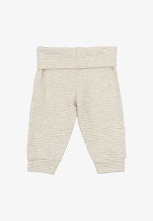 Lichtbeige kinderpants van geweven stof, met een brede elastische tailleband en taps toelopende enkels. Geen zichtbare patronen of versieringen.