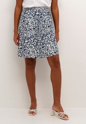 Spódnica w kwiatowy wzór w kolorach granatowym i białym, wykonana z lekkiego materiału. Elastyczny pas i rozkloszowany krój zapewniają swobodę ruchów.