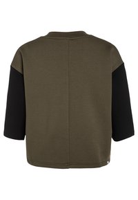 T-shirt a maniche corte con corpo verde oliva e maniche intrecciate nere, caratterizzato da un collo a giro e una vestibilità rilassata. Tessuto morbido e liscio.