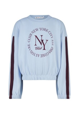 Lichtblauwe cropped sweater met lange mouwen, bordeaux rode strepen op de mouwen en een ronde "NY Club New York City"-logo aan de voorkant.