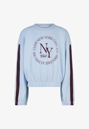 Lichtblauwe cropped sweater met lange mouwen, bordeaux rode strepen op de mouwen en een ronde "NY Club New York City"-logo aan de voorkant.