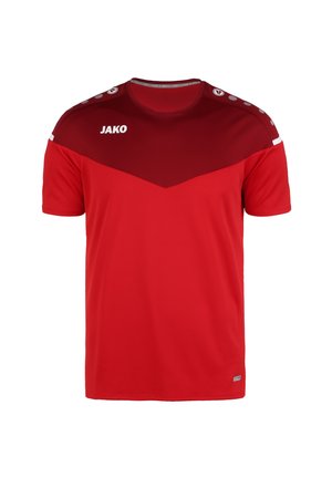 Rode sporttrui van ademend materiaal, met een donkerrode driehoekige design op de bovenste helft en witte accenten op de schouders.