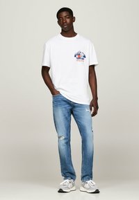 Tommy Jeans SLOGAN BACK GRAPHIC  - T-shirt imprimé - white