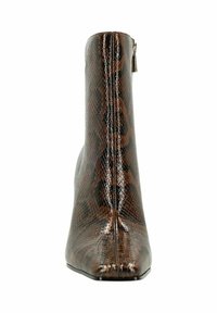Bruine faux slangenlederen enkelboot met een spitse neus, glanzende textuur, ritsdetails aan de zijkant en een elegante silhoutte.