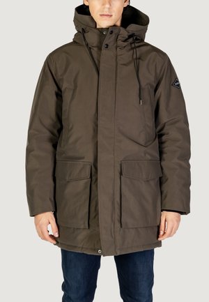 Parka acolchada verde oliva con capucha, que cuenta con dos bolsillos frontales, cordón ajustable y un parche de logo en la manga. Tejido duradero.