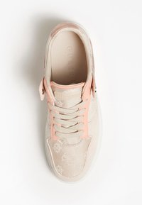 Sneaker con tomaia in tela beige caratterizzata da sottili motivi floreali, dettagli in rosa pastello, lacci a contrasto e suola in gomma bianca.