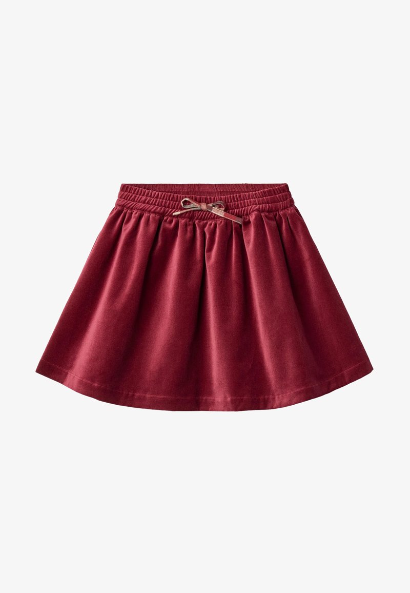 Jupe en velours bordeaux avec ceinture élastique et lien beige, silhouette évasée avec tissu froncé.