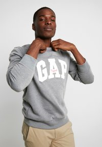 GAP ORIGINAL ARCH CREW - Camisola - charcoal grey
