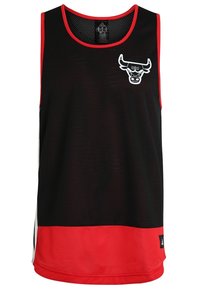 Maillot de basket sans manches noir et rouge avec le logo tête de taureau des Chicago Bulls sur la poitrine et étiquette Adidas près de l'ourlet.
