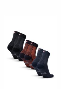 Juego de cuatro pares de calcetines de algodón en colores variados: dos negros, uno azul marino oscuro y uno óxido con patrones a rayas. Cada uno tiene el talón y la punta reforzados.