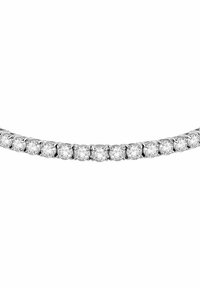 Bracciale tennis in diamanti con una fila di diamanti taglio rotondo impostati in una montatura in argento a griffe, che mostra una finitura lucida e un'adeguata uniformità di spaziatura.