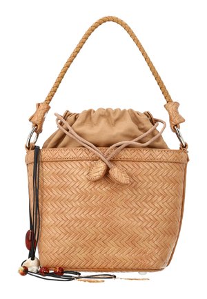 Tan gevlochten leren bucketbag met stoffen trekkoordsluiting, gevlochten handvat en decoratieve kralen aan zwarte koorden die aan de zijkant hangen.