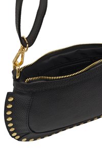 Pochette en cuir noir avec une finition texturée, fermeture éclair dorée et clous sur le côté. Elle dispose d'une sangle détachable et d'un compartiment unique.
