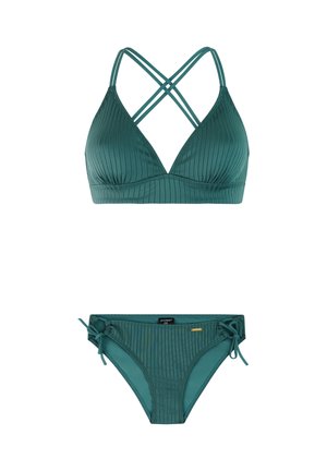 Ensemble bikini côtelé vert avec des bretelles croisées sur le haut et des liens sur les côtés du bas, présenté sur un fond blanc.