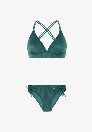 Ensemble bikini côtelé vert avec des bretelles croisées sur le haut et des liens sur les côtés du bas, présenté sur un fond blanc.