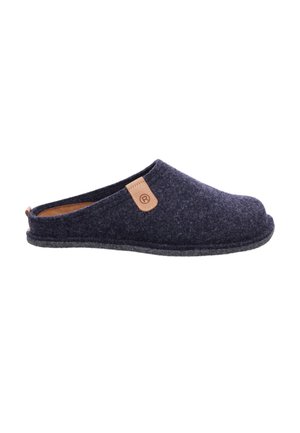 Herre navy blå filt slip-on hjemmesko med mørk sål og lille tan læderlap på siden på hvid baggrund.