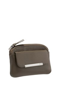 Portafoglio in pelle grigia con chiusura a zip e tasca anteriore con patta. Presenta una barra di accento argentata e una superficie testurizzata. Design compatto e rettangolare.