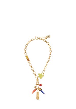 Złota bransoletka łańcuchowa z zielonym breloczkiem w kształcie żółwia, czerwoną koralikiem, niebieskimi i czerwonymi zawieszkami oraz ozdobnym prostokątnym złotym breloczkiem zwisającym na środku.