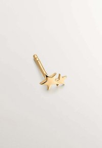 Broche en forma de estrella dorada que presenta dos estrellas de diferentes tamaños, con una superficie pulida y un sistema de sujeción con un pasador cilíndrico.