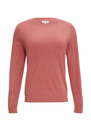 Pullover in sanftem Koralle, runder Ausschnitt, lange Ärmel, eng anliegende Bündchen und Saum. Glatte Textur mit subtilem Strickmuster. Markenlabel sichtbar.