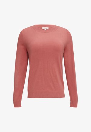 Pull en corail doux, encolure ronde, manches longues, poignets et ourlet ajustés. Texture lisse avec un motif de tricot subtil. Étiquette de marque visible.