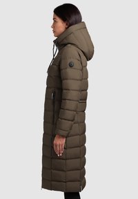 Olivenfarvet pufferjakke med hætte, med et kviltet design, justerbare snore og sidelommer med lynlås. Glat tekstur og lang længde.