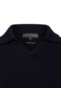 Marineblauer Strickpullover mit V-Ausschnitt und flachem Kragen. Verfügt über eine gerippte Struktur und ein Etikett, das Marke und Größe angibt. Das Material deutet auf ein weiches Gefühl hin.