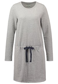Robe grise à manches longues en tissu doux, avec une taille à cordon bleu marine, un col rond et une coupe décontractée.