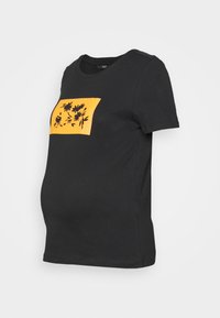 T-shirt maternidade preto com um design ajustado, apresentando uma impressão floral retangular amarela na parte frontal. Mangas curtas e decote redondo.