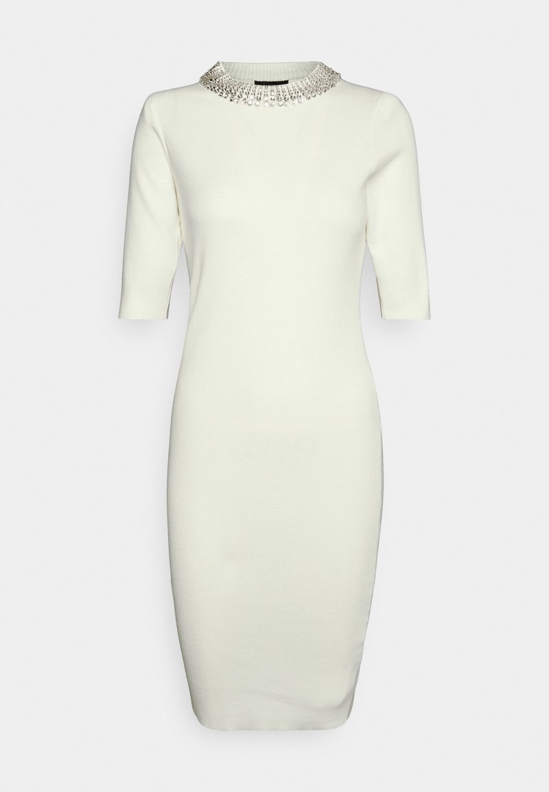Robe blanche cintrée longueur genou avec manches courtes et encolure ronde ornée de perles argentées.