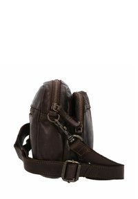 Borsa in pelle marrone con due cerniere, tracolla regolabile e hardware in metallo. Presenta una texture liscia e una forma rettangolare compatta.