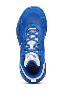 Zapatilla deportiva azul con material de malla y sintético, cordones blancos, suela acolchada, punta redondeada y logo de PUMA en el lateral.