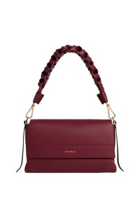 Borsa a mano in pelle bordeaux con finitura texturizzata, manico intrecciato, chiusure in oro e logo "COCCINELLE" sulla patta anteriore.