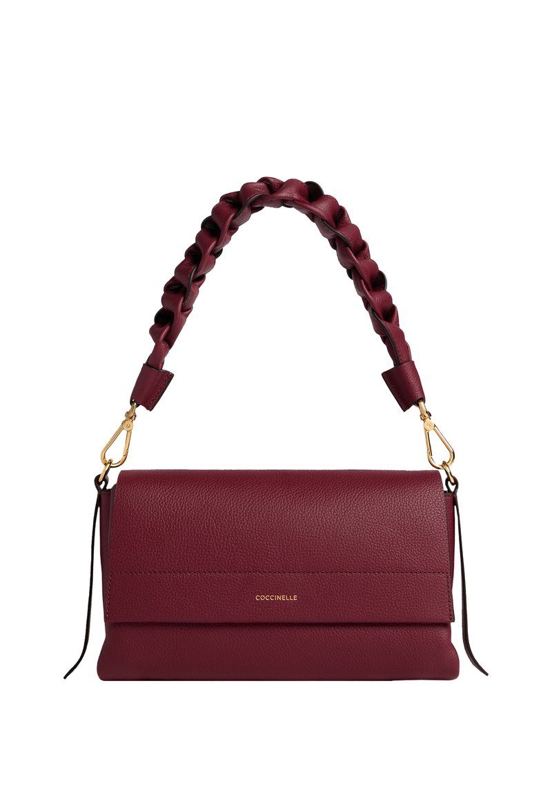 Borsa a mano in pelle bordeaux con finitura texturizzata, manico intrecciato, chiusure in oro e logo "COCCINELLE" sulla patta anteriore.