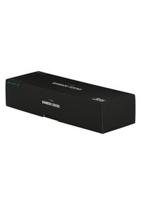 Schwarze rechteckige Box mit der Aufschrift "7 Paar Bambussocken" in grüner Schrift, die die Größe 41-44/7-10 angibt. Die Box verfügt über eine Aussparung für einen einfachen Zugriff.