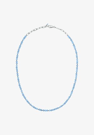 Blå perlekæde med runde, gennemsigtige perler indsat med små sølvdetaljer og en metalverschluss.